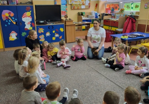 Pani Aleksandra rozmawia z dziećmi na temat wolontariatu.