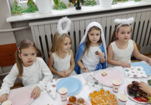 Julka, Sonia, Nikola i Amelka siedzą przy wigilijnym stole.