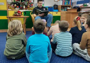 Pan Michał czyta dzieciom "Baśnie Polskie".