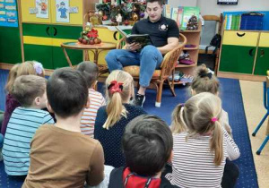 Pan Michał czyta dzieciom baśnie.
