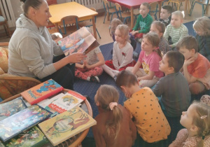 Dzieci słuchają bajkę czytaną przez Panią Lidię.