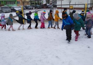 Przedszkolaki podczas biegu narciarskiego.