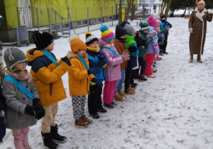 Dzieci oklaskami dziękują sobie za udział w olimpiadzie.
