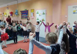 Dzieci tańczą taniec "Rom, pom, pom".