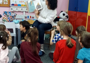 Dzieci oglądają ilustracje.