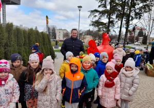 Wspólne zdjęcie dzieci z grupy "Biedronki" z Prezydentem.