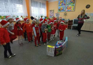 Mikołaj w sali Biedronek zostawił dla dzieci niespodziankę - nowe zabawki.