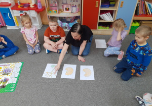 Dzieci poznają etapy kiełkowania roślin.