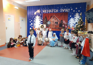 Dzieci śpiewają pastorakę.