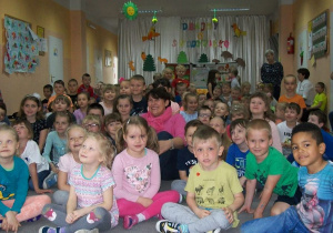 Biedronki i inne dzieci z przedszkola z panią Dorotą Rutkowską.
