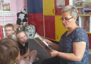 Pani Małgosia czyta dzieciom książkę.