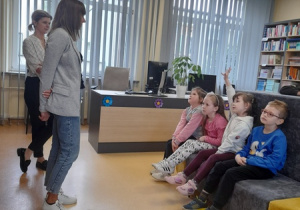 Dzieci chętnie odpowiadają na pytania pani bibliotekarki.