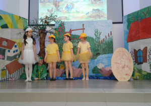 Dziewczynka - Kaczka i dziewczynki kaczęta występują na scenie.