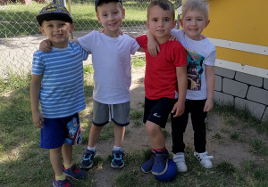 Uśmiechnięci chłopcy.