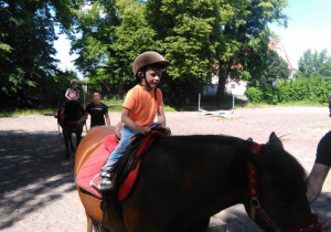 Ksawery i Nadia jadą na koniach.