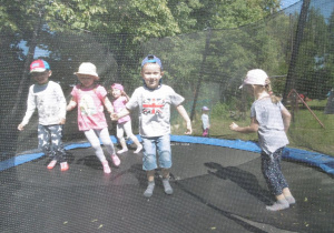 Dzieci na trampolinie.