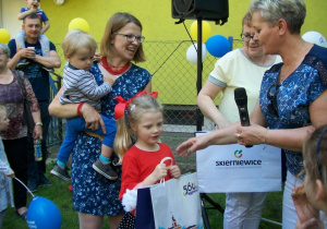 Pani dyrektor Małgorzata Kaniewska gratuluje Gabrysi i jej mamie.