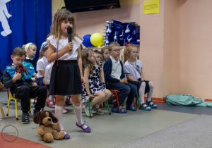 Ula "uczy" dzieci, jak rozmawiać trzeba z psem.