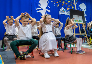 Dzieci inscenizują piosenkę,w której z kaczki zrobił się zając.