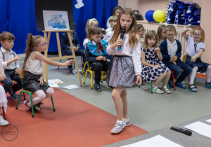 Nela śpiewa piosnkę "Księżyc raz odwiedził staw".