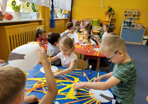 Skrzaty wykonują „Jesienne drzewo”- praca plastyczna.