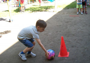 Marcel turla piłkę.