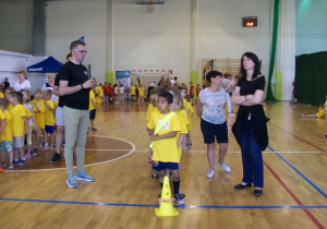Dzieci z grupy Biedronki przygotowują się do konkurencji.