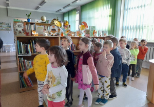 Skrzaty poznają pomieszczenia biblioteki.