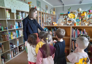 Dzieci zapoznają się z księgozbiorem biblioteki.