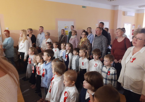 Społeczność przedszkolna śpiewa hymn Polski.