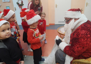 Leon zapewnia Mikołaja, że dzieci w naszym przedszkolu były bardzo grzeczne.