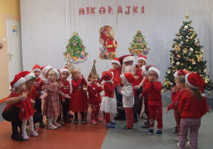 Trzylatki śpiewają Mikołajowi piosenkę "...Mikołaj jedzie samochodem... co to za Mikołaj?".