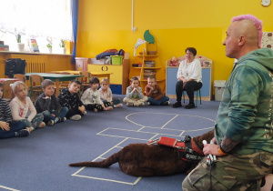 Pan Sebastian opowiada o swoim psie przewodniku.