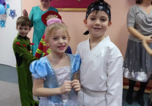 Maja i Hubert prezentują swoje stroje.