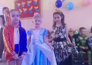 Marysia, Maja i Nika w strojach karnawałowych.