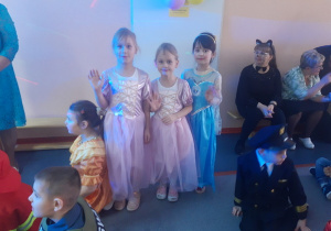 Ilonka, Wiktoria i Kasia w strojach balowych.