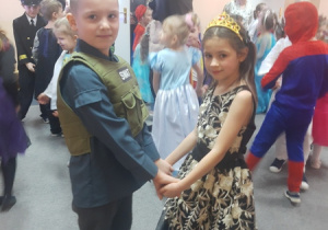 Nika i Mikołaj na balu karnawałowym.