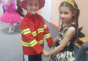 Nika i Kacperek prezentują stroje karnawałowe.