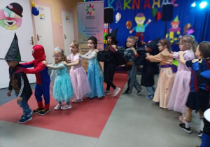 Barwny korowód Biedronek.