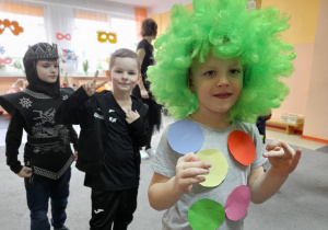 Chłopiec przebrany za clowna.