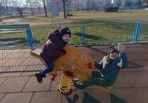 Leon i Filip podczas wspólnej zabawy na huśtawce.