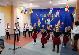 Biedronki w układzie choreograficznym do utworu "Hafanana" Afric Simone.