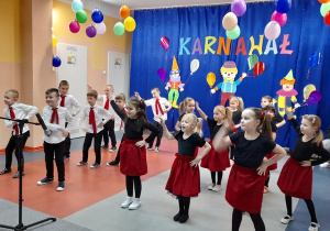 Biedronki w układzie choreograficznym do utworu "Hafanana" Afric Simone.