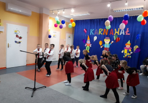 Biedronki w układzie choreograficznym do utworu "Hafanana" Afric Simone.