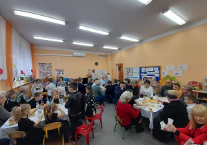 Ciasteczka i herbatka dla babci i dziadka w sali Biedronek.