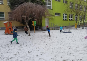 Wesołe zabawy dzieci na placu zabaw.