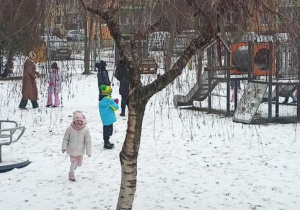 Wesołe zabawy dzieci na placu zabaw.