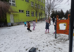 Biedronki rzucają śnieżki.