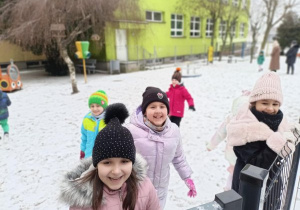 Uśmiechnięte Biedronki wracają do przedszkola.