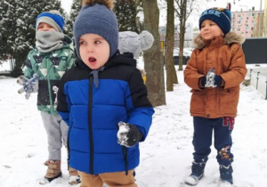 Zabawy z kolegami zaczarowały zimę i spadł śnieg.